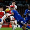 Arsenal-Everton maçında Bellerin topa vurmaya çalışıyor