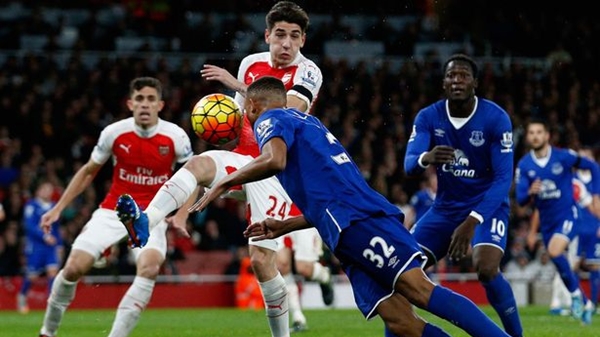 Arsenal-Everton maçında Bellerin topa vurmaya çalışıyor