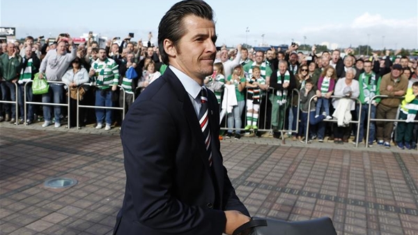 Joey Barton - Celtic'te oynarken takım elbise ile stada geliyor